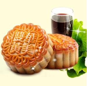 春去秋來(lái)收獲日， 金秋團圓月，華美月餅香。待到月圓中秋夜， 歸故里，見(jiàn)爹娘。